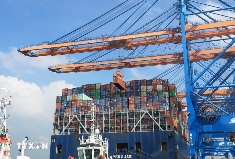 Bốc dỡ container lên tàu tại Cảng Quốc tế Gemalink, thị xã Phú Mỹ, tỉnh Bà Rịa-Vũng Tàu. (Ảnh minh họa: Hồng Đạt/TTXVN)