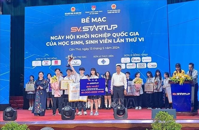 Students from Hanoi - Amsterdam High School for the Gifted win first prize at the 