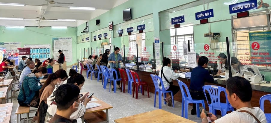 Người lao động đến Trung tâm Dịch vụ Việc làm tìm hiểu về chính sách bảo hiểm thất nghiệp và dạy nghề. Ảnh VL