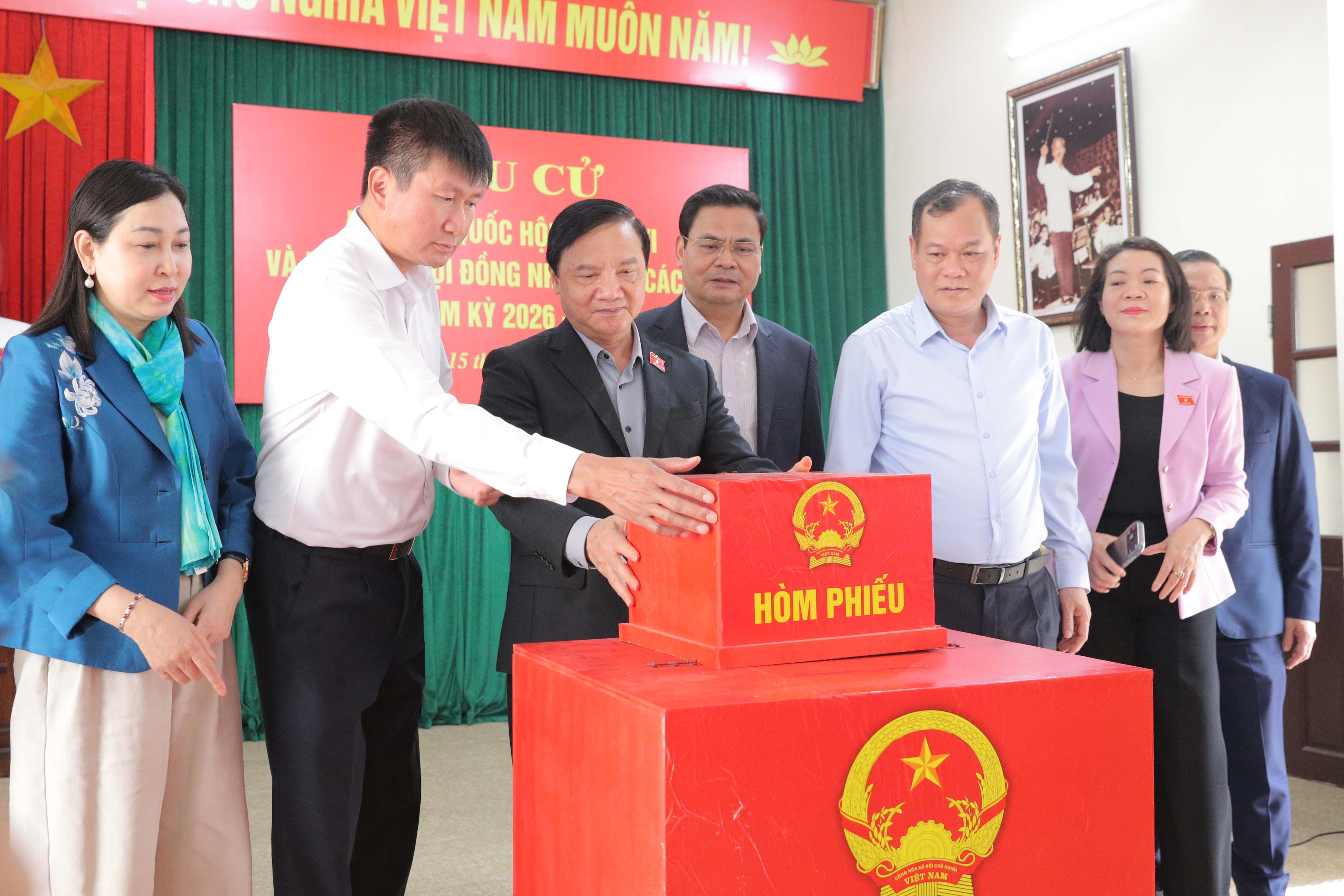 Phó Chủ tịch Quốc hội Nguyễn Khắc Định kiểm tra, giám sát điểm bầu cử tại phường Hoa Lư, tỉnh Ninh Bình 1