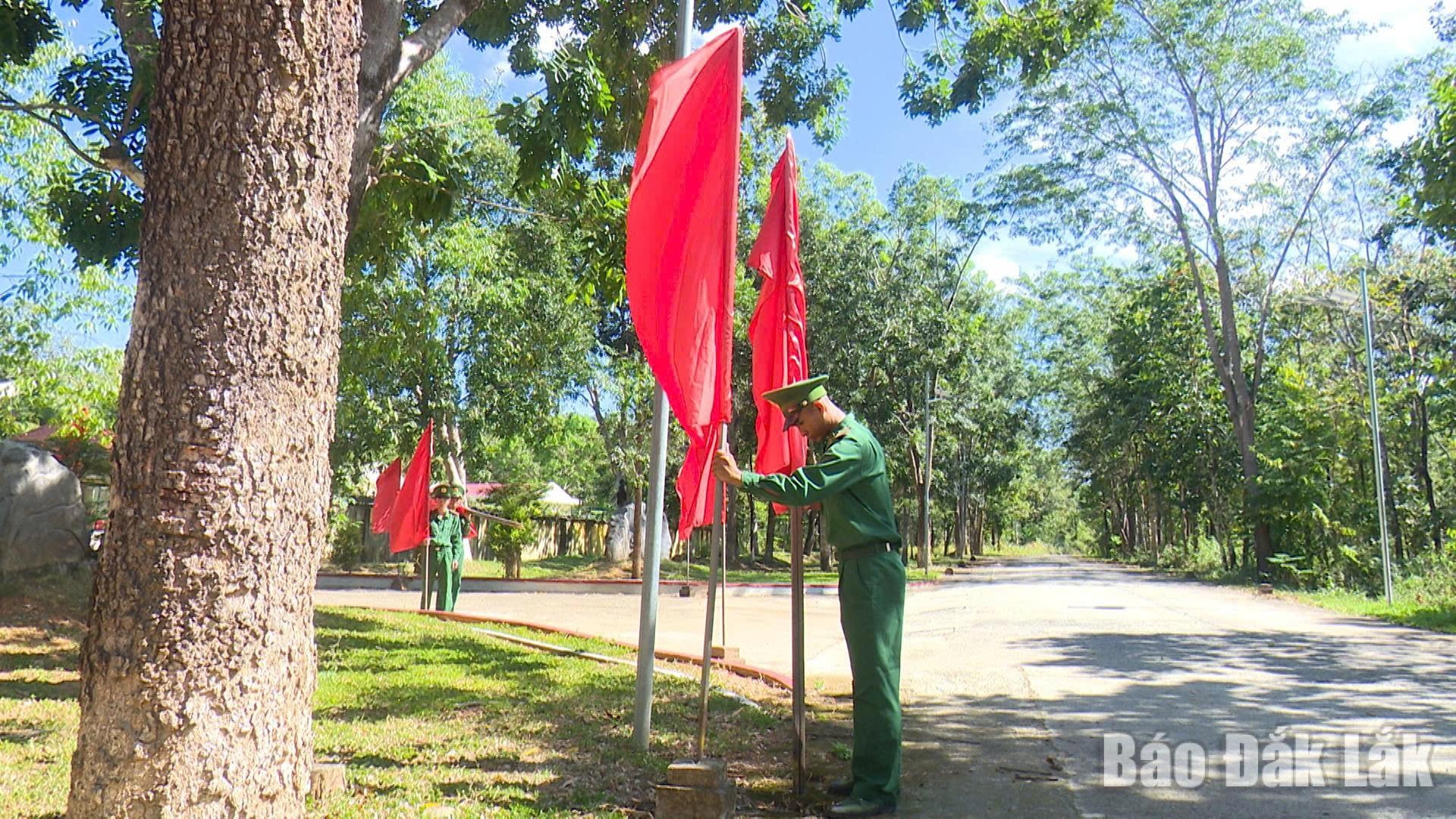 Officers and soldiers of the Serepok Border Guard Post hang flags and banners to welcome the election. Photo: The Hung.
