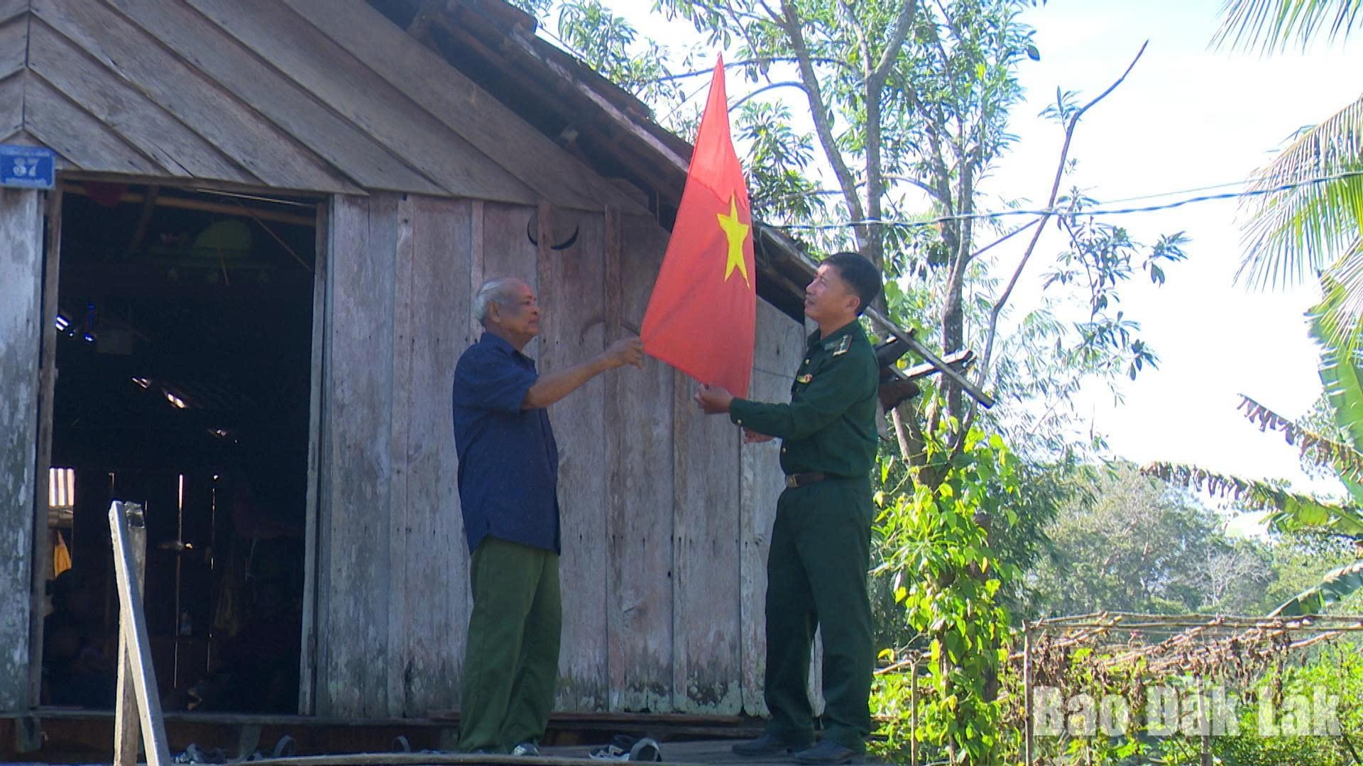 Officers and soldiers of the Serepok Border Guard Post, along with residents of Drang Phok hamlet, Buon Don commune, hang banners to welcome the election. Photo: The Hung.