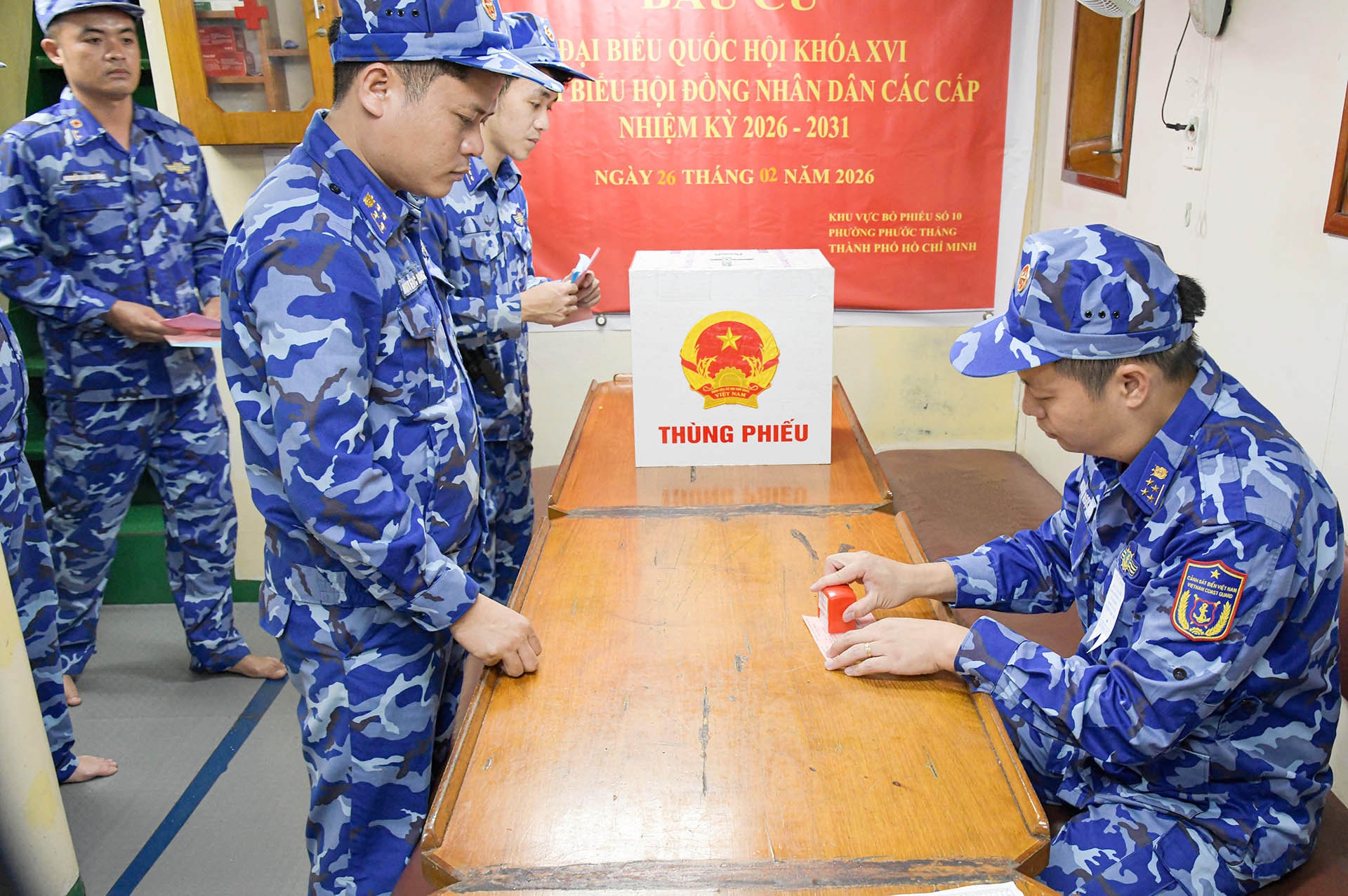 Xác nhận cử tri hoàn thành nhiệm vụ bầu cử.