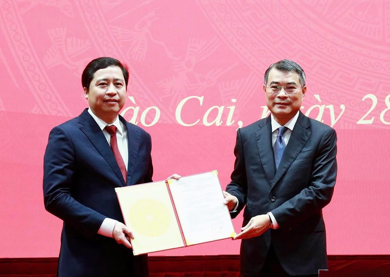 Ủy viên Bộ Chính trị, Bí thư Trung ương Đảng, Trưởng Ban Tổ chức Trung ương Lê Minh Hưng đã trao quyết định của Bộ Chính trị cho ông Dương Quốc Huy (bên trái). Ảnh: Hải Nguyễn