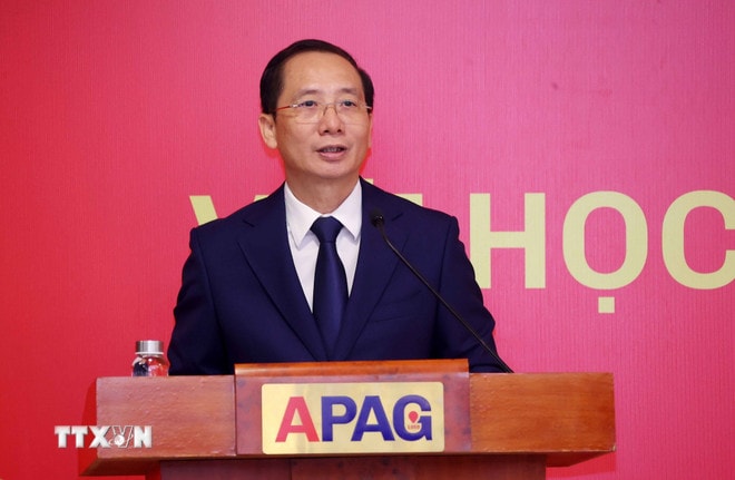 Phó Giáo sư, Tiến sỹ Nguyễn Bá Chiến, Giám đốc Học viện Hành chính và Quản trị công báo cáo về tổ chức, hoạt động và công tác đào tạo, bồi dưỡng của Học viện. (Ảnh: Văn Điệp/TTXVN) ttxvn-thu-tuong-lam-viec-voi-hoc-vien-hanh-chinh-va-quan-tri-cong-7-resize.jpg