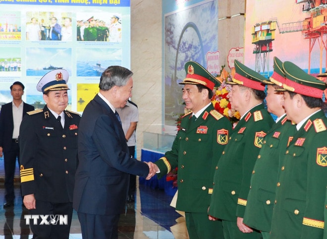 ttxvn-tong-bi-thu-to-lam-du-va-trao-danh-hieu-anh-hung-llvt-nhan-dan-cho-quan-chung-hai-quan-1-resize.jpg