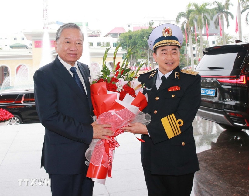 Lãnh đạo Quân chủng Hải quân đón Tổng Bí thư Tô Lâm. (Ảnh: Trọng Đức/TTXVN)