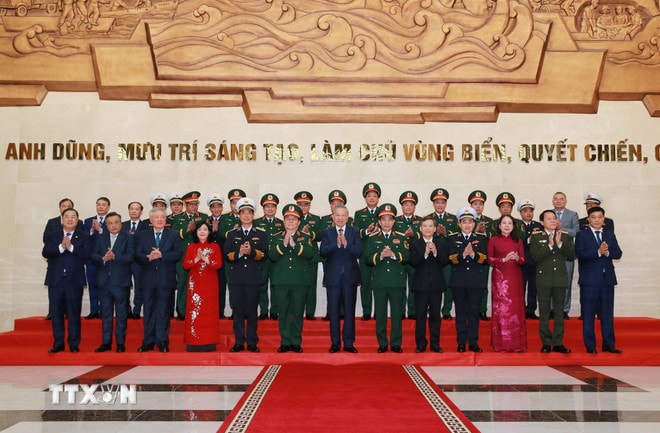 ttxvn-tong-bi-thu-to-lam-du-va-trao-danh-hieu-anh-hung-llvt-nhan-dan-cho-quan-chung-hai-quan-3-resize.jpg