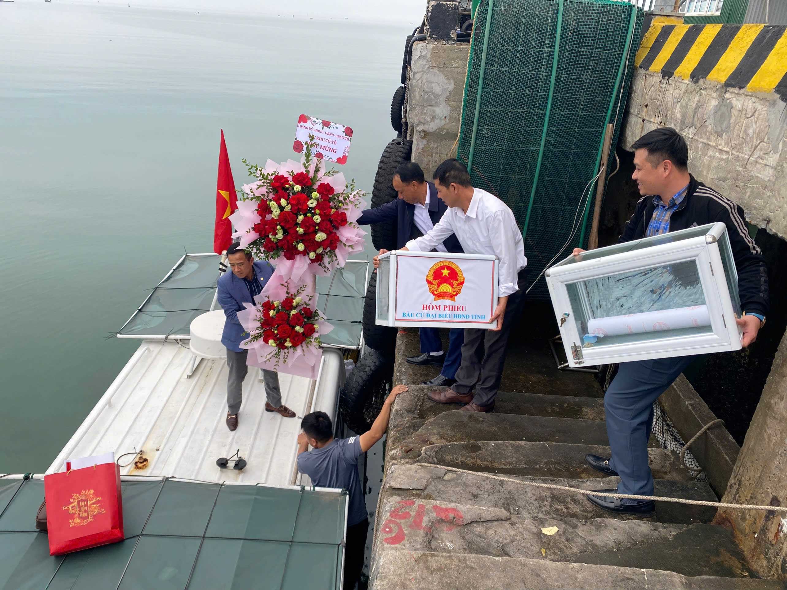 Đoàn công tác của Ủy ban Bầu cử đặc khu Cô Tô vận chuyển hòm phiếu, tài liệu tuyên truyền và các vật dụng phục vụ bầu cử đến đảo Trần. Ảnh: Cô Tô