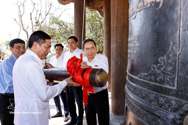National Assembly Chairman Tran Thanh Man and officials ring the bell at Chung Son Temple. (Photo: VNA) vnanet-potal-chu-tich-quoc-hoi-dang-huong-tuong-niem-bac-ho-tai-nghe-an-8612730-1.jpg