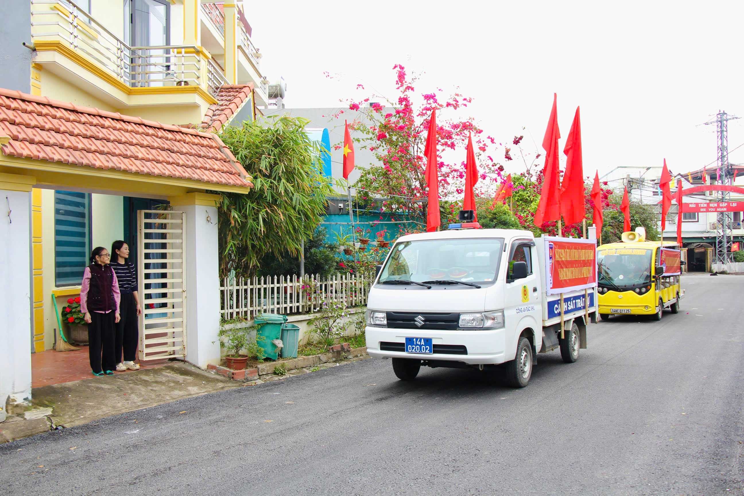 Trung tâm Cung ứng Dịch vụ đặc khu Cô Tô phối hợp với Công an đặc khu tổ chức các xe tuyên truyền lưu động dọc các tuyến đường trung tâm, thôn khu dân cư. Ảnh: Cô Tô
