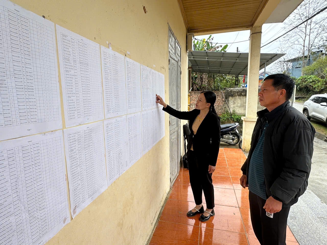 Người dân tra cứu danh sách cử tri tại địa phương.