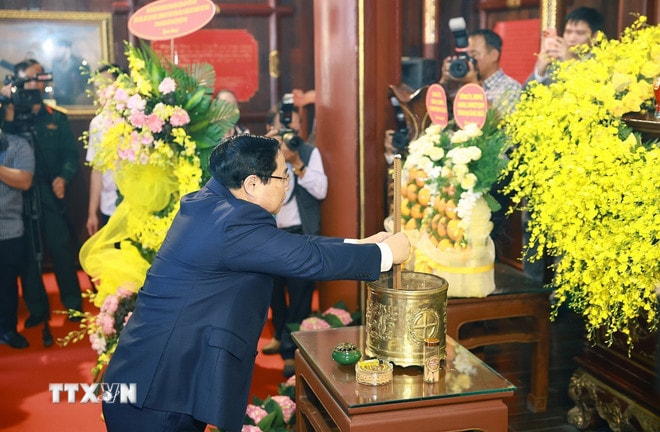 Thủ tướng Phạm Minh Chính dâng hương tại Khu lưu niệm Thủ tướng Phạm Văn Đồng ở xã Mộ Đức, tỉnh Quảng Ngãi. (Ảnh: Dương Giang/TTXVN) ttxvn-0103-thu-tuong-ngay-sinh-pham-van-dong-10.jpg