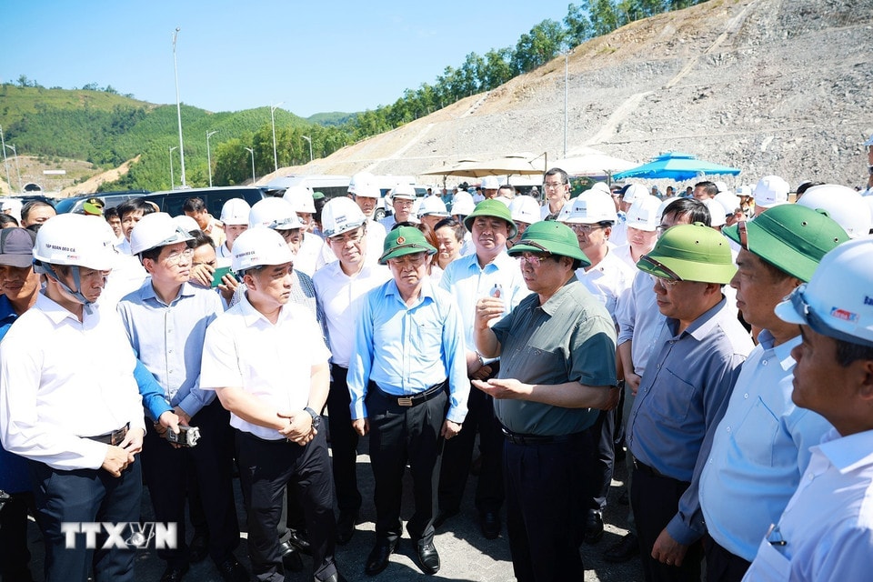 Thủ tướng Phạm Minh Chính giao nhiệm vụ cho các đơn vị thi công dự án xây dựng đường cất hạ cánh số 2 Cảng hàng không Phù Cát (Gia Lai). (Ảnh: Dương Giang/TTXVN)