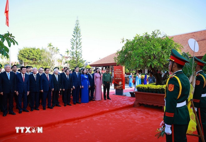 Thủ tướng Phạm Minh Chính dâng hương, dâng hoa tưởng nhớ đồng chí Phạm Văn Đồng tại Khu lưu niệm Thủ tướng Phạm Văn Đồng ở xã Mộ Đức, tỉnh Quảng Ngãi. (Ảnh: Dương Giang/TTXVN) ttxvn-0103-thu-tuong-ngay-sinh-pham-van-dong-8.jpg