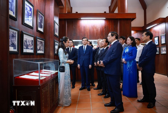 Thủ tướng Phạm Minh Chính tham quan trưng bày hình ảnh và hiện vật về Thủ tướng Phạm Văn Đồng ở xã Mộ Đức, tỉnh Quảng Ngãi. (Ảnh: Dương Giang/TTXVN) ttxvn-0103-thu-tuong-ngay-sinh-pham-van-dong-2.jpg