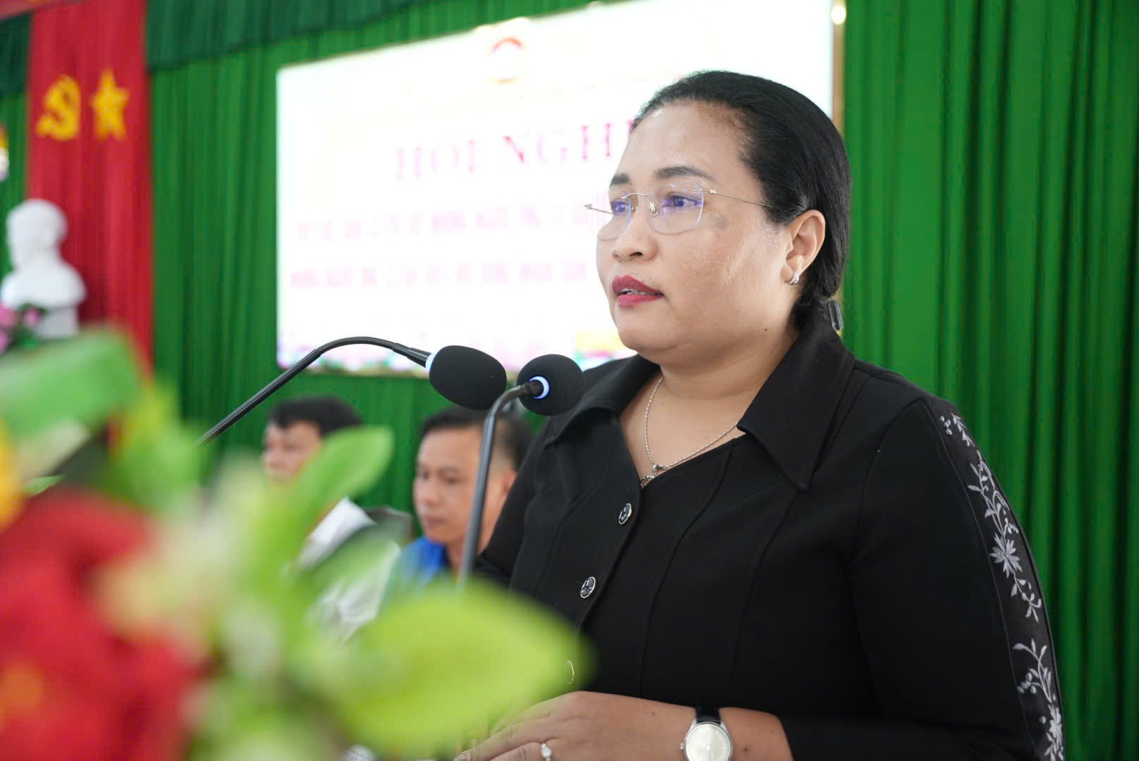 Giám đốc Sở Dân tộc và Tôn giáo tỉnh Khánh Hòa Chamaléa Thị Thủy - Người ứng cử đại biểu Quốc hội khóa XVI phát biểu tại hội nghị