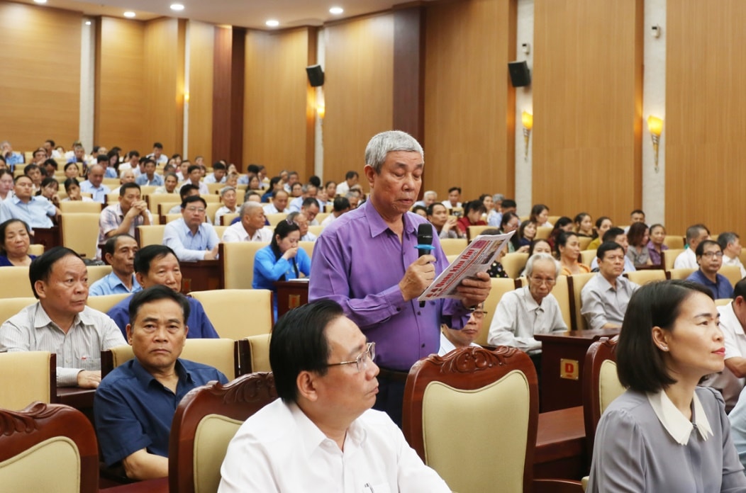 Cử tri đang trình bày câu hỏi tới ứng cử viên