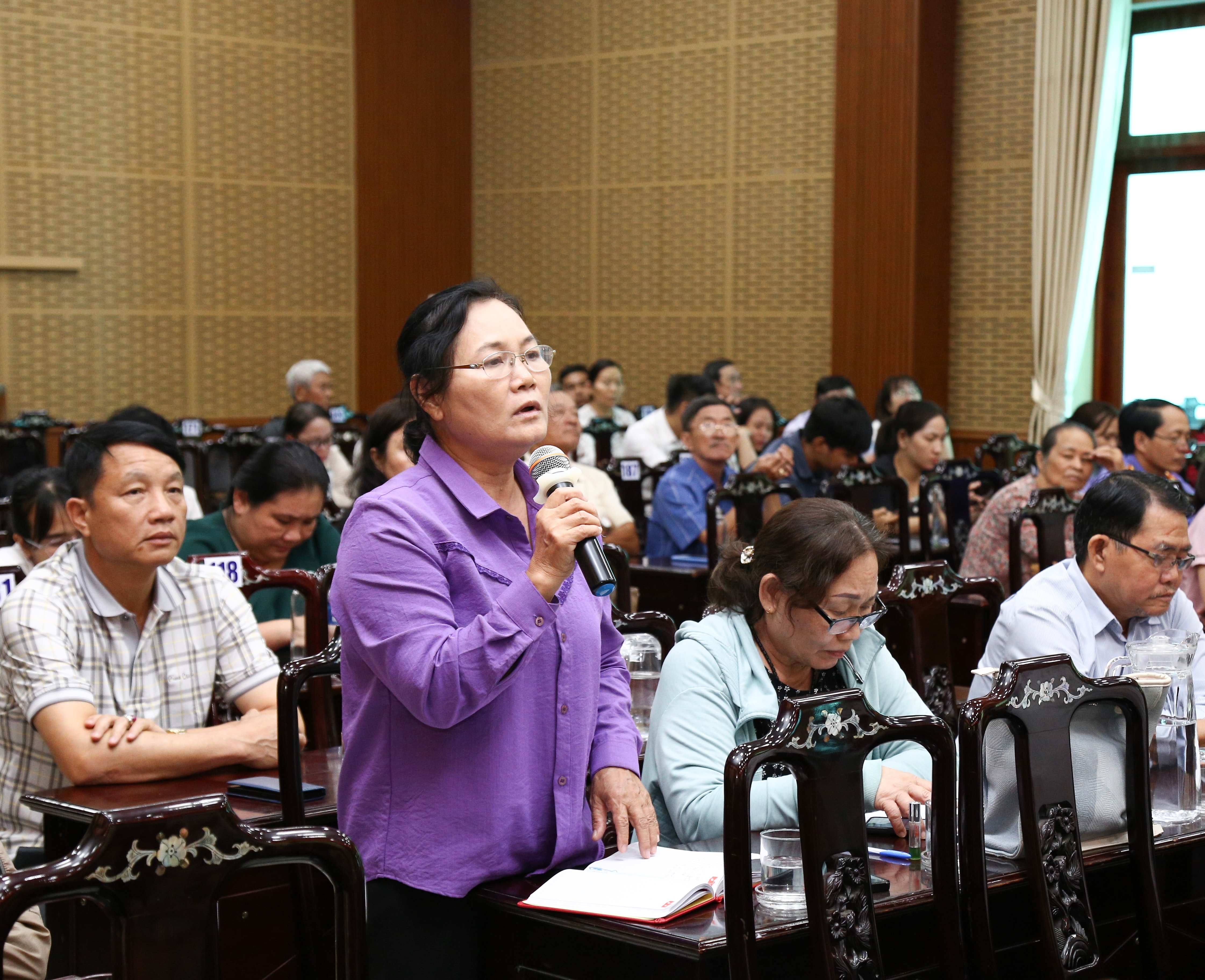 Cư tri phường Phan Rang phát biểu ý kiến tại hội nghị