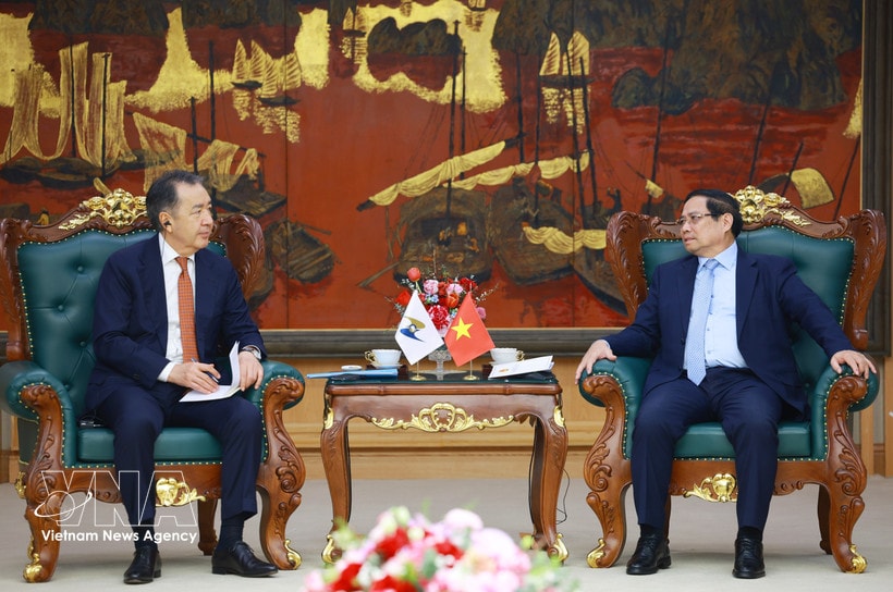 Prime Minister Pham Minh Chinh (R) and visiting Chairman of the Board of the Eurasian Economic Commission (EEC) Bakytzhan Sagintayev at their meeting in Hanoi on March 2. (Photo: VNA)