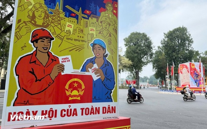 On March 2, election committees receive and distribute election materials and ballot papers to polling teams, no later than 13 days before voting day. (Photo: VNA)