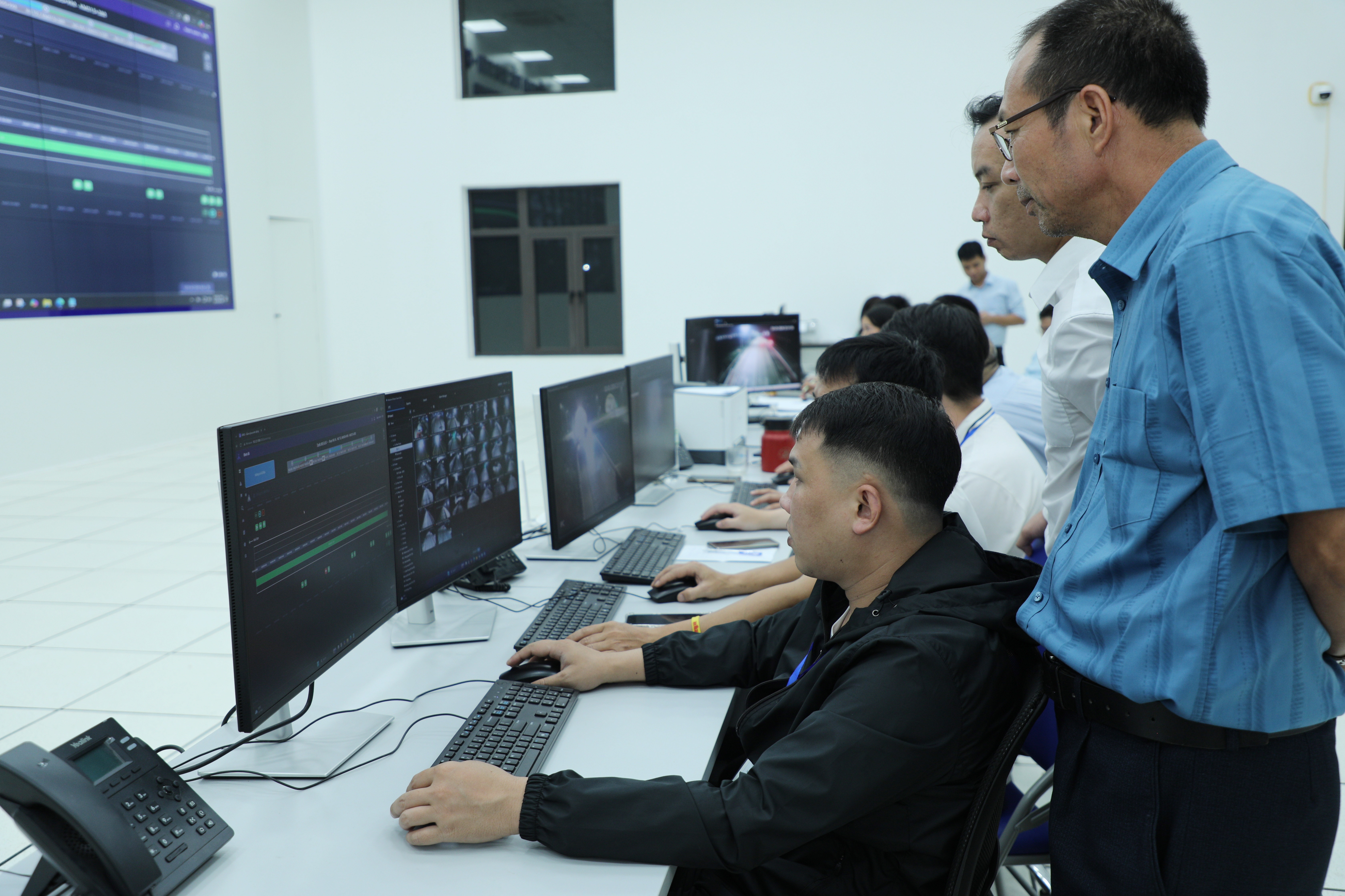 Nhân viên kỹ thuật điều hành tại Trung tâm điều hành tuyến cao tốc Mai Sơn 0 Quốc lộ 45
