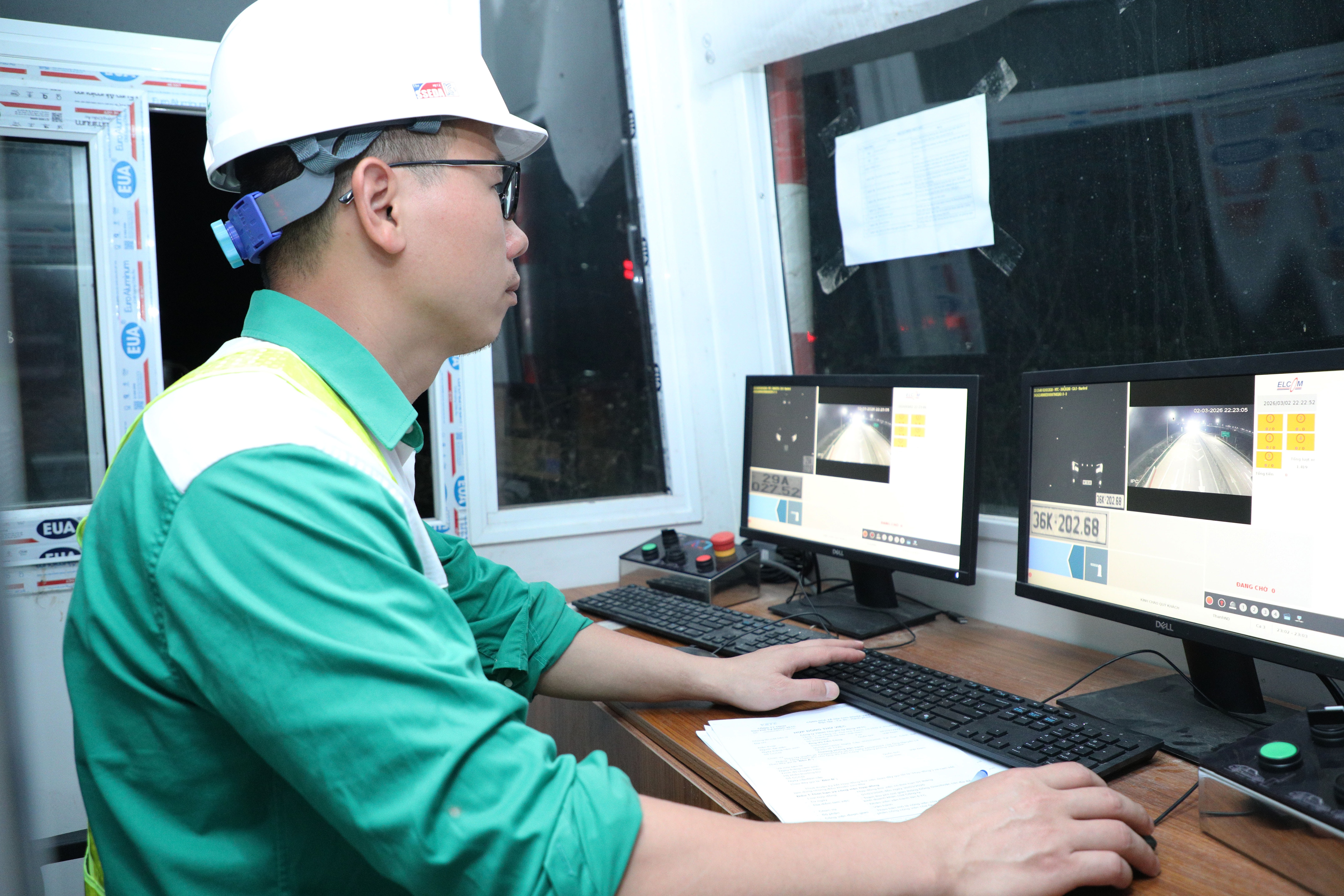 Nhân viên vận hành làn ETC điều hành tại cabin thu phí tại tuyến cao tốc Mai Sơn - Quốc lộ 45