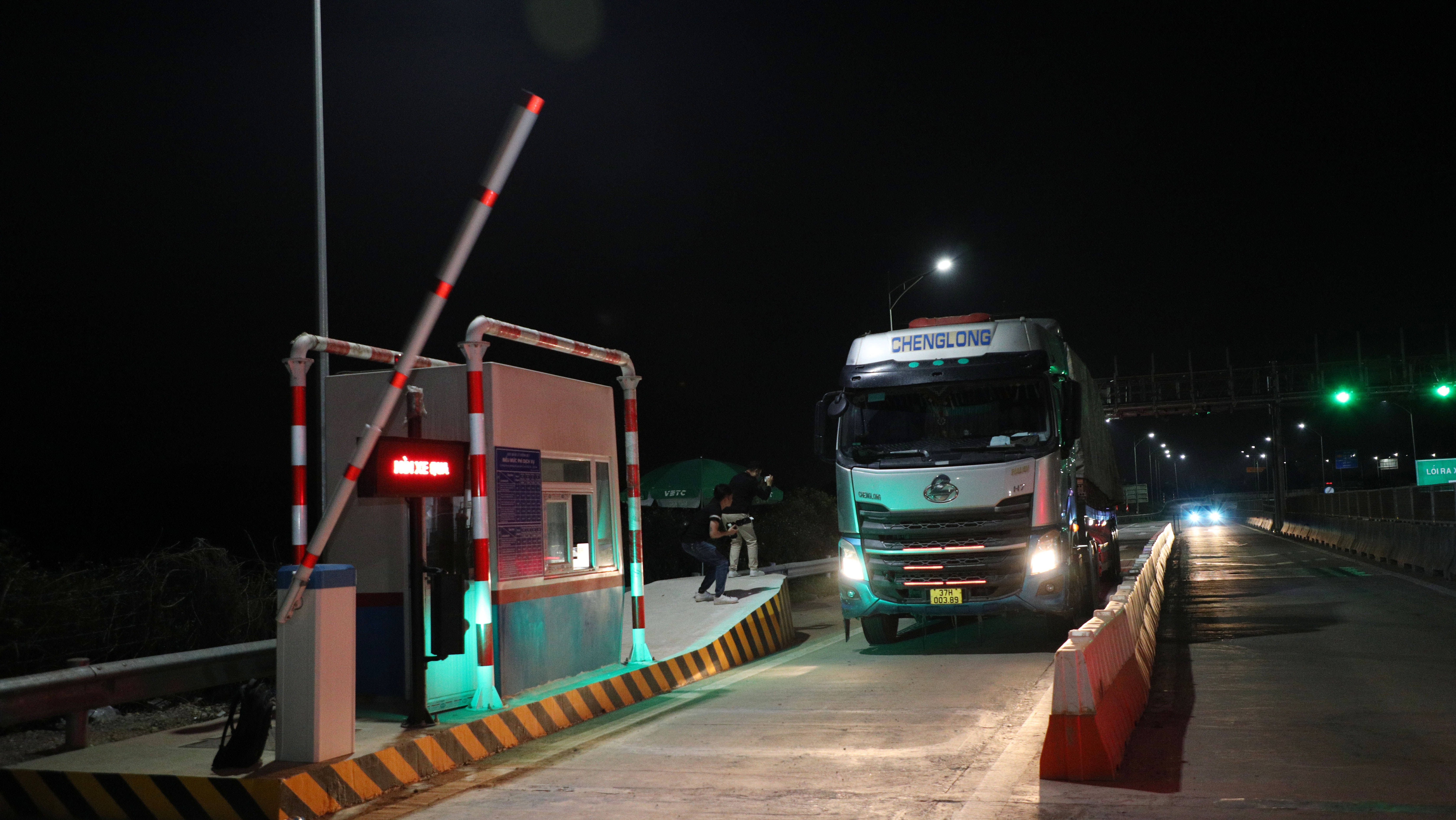 Phương tiện đầu tiên đi qua trạm thu phí không dừng tuyến Cao tốc Mai Sơn - Quốc lộ 45
