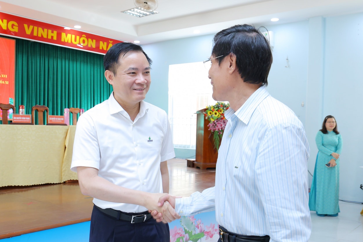 Ứng cử viên Lê Ngọc Sơn trao đổi với các cử tri dự hội nghị