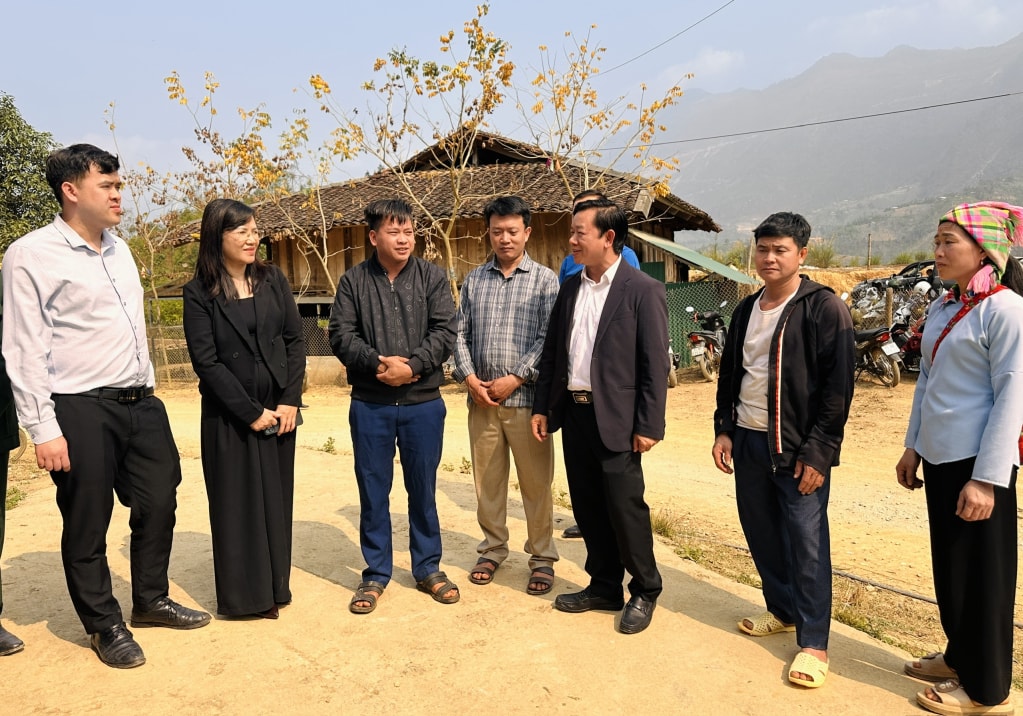 159406_cac_ung_cu_vien_tro_chuyen_cung_cu_tri_10422302.jpg