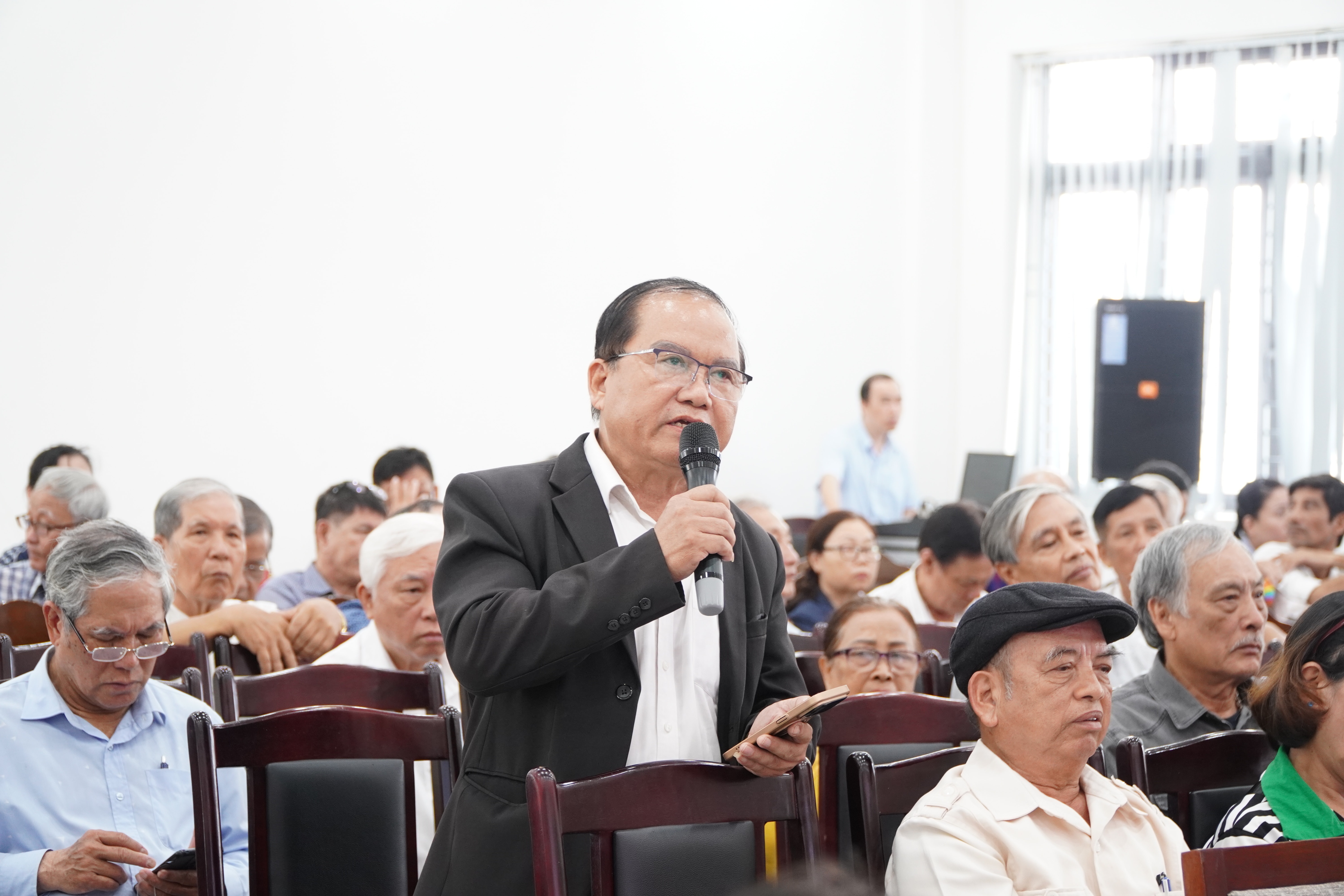 Cử tri gửi gắm các ý kiến, nguyện vọng đến những người ứng cử đại biểu HĐND thành phố nhiệm kỳ 2026-2031.