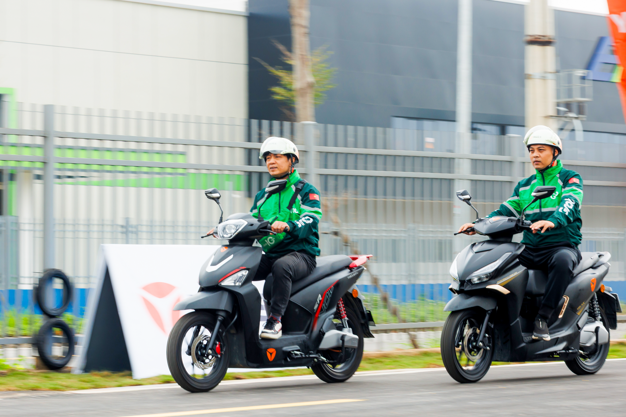 Grab hỗ trợ tài xế chuyển đổi sang xe máy điện - Ảnh 3. Grab hỗ trợ tài xế chuyển đổi sang xe máy điện - Ảnh 3.