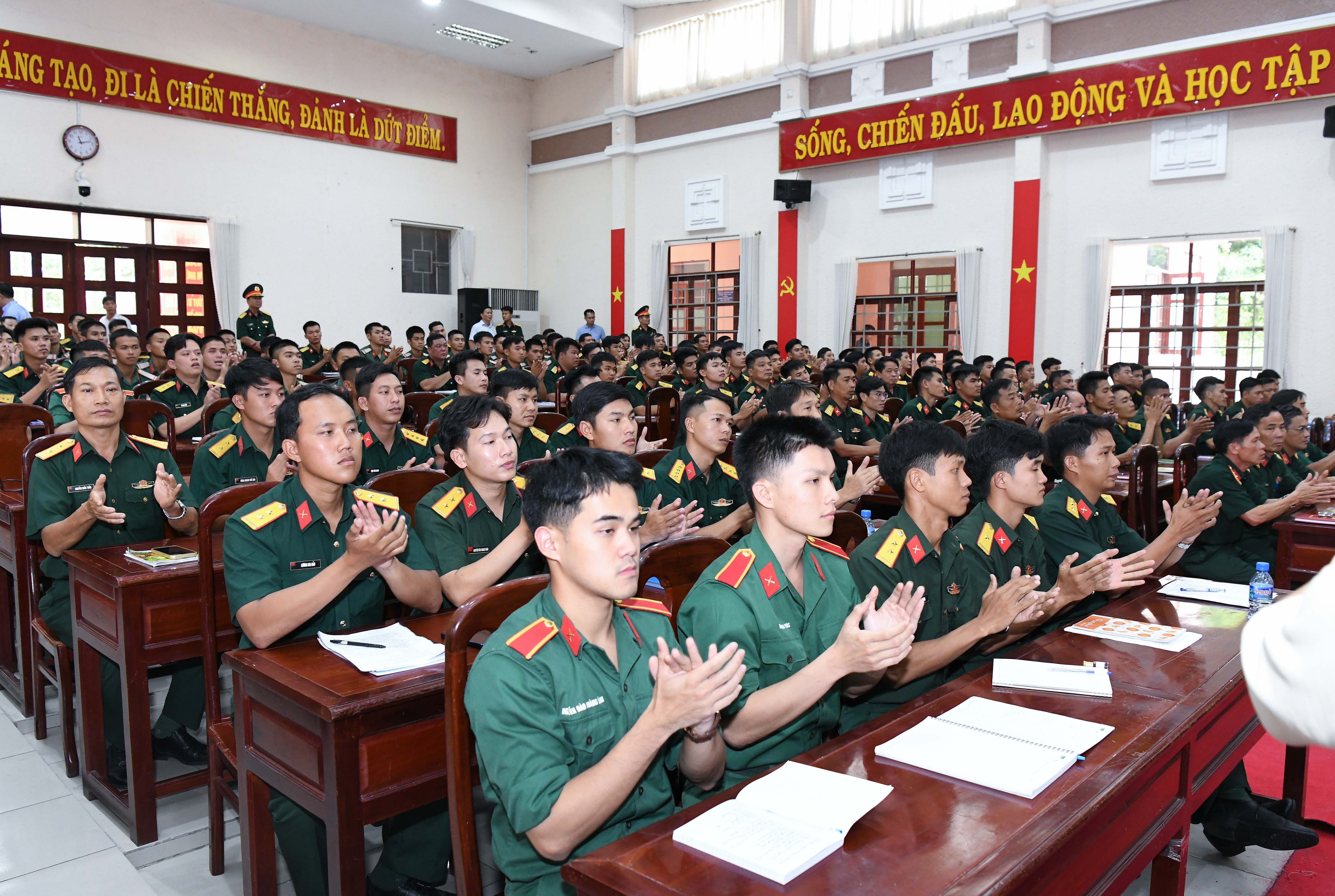 Cán bộ chiến sỹ sư đoàn 9 tham dự cuộc làm việcDSC_2553