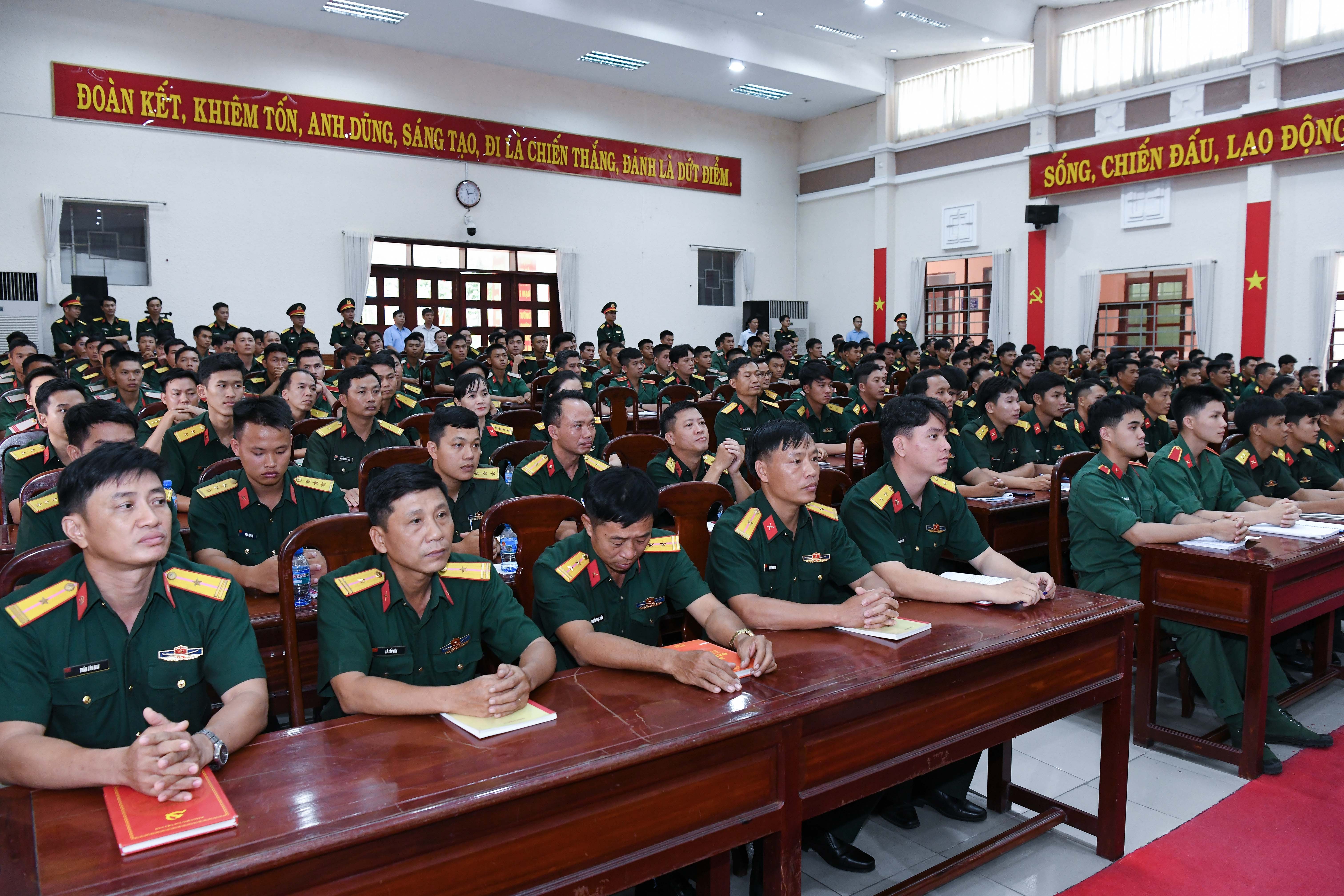 Cán bộ chiến sỹ sư đoàn 9 tham dự cuộc làm việcDSC_2556