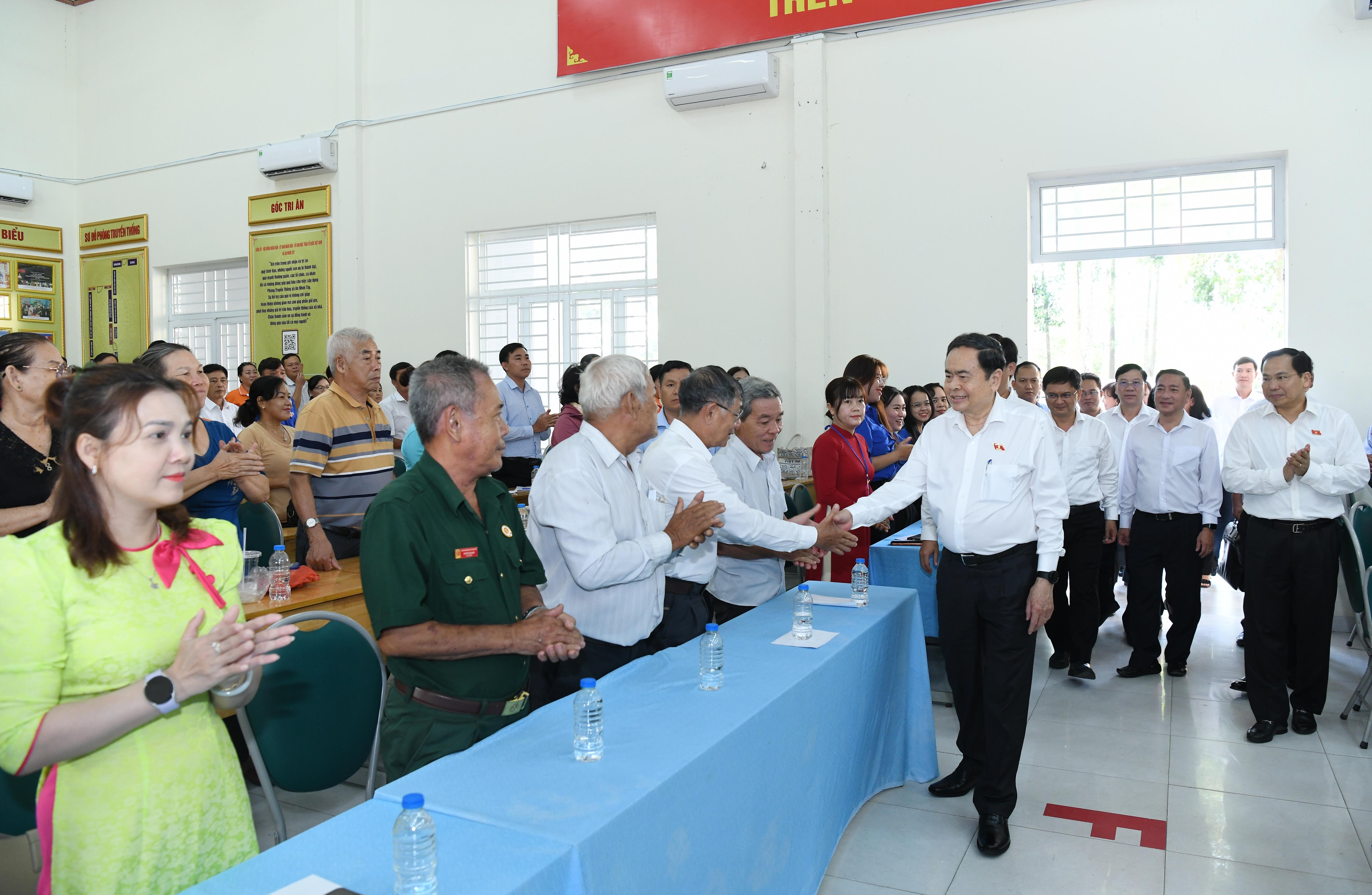 CTQH đến tham dự cuộc tiếp xúc cử tri xã An Nhơn Tây.DSC_2148