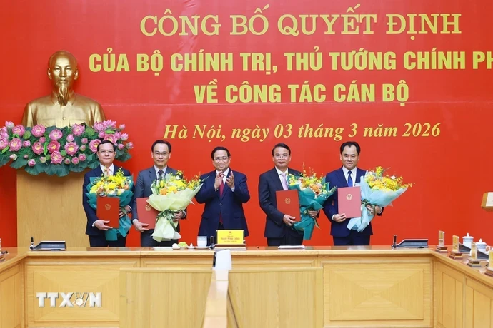 Bí thư Đảng ủy Chính phủ, Thủ tướng Chính phủ Phạm Minh Chính trao Quyết định của Bộ Chính trị và Thủ tướng Chính phủ về công tác cán bộ. (Ảnh: Dương Giang/TTXVN)