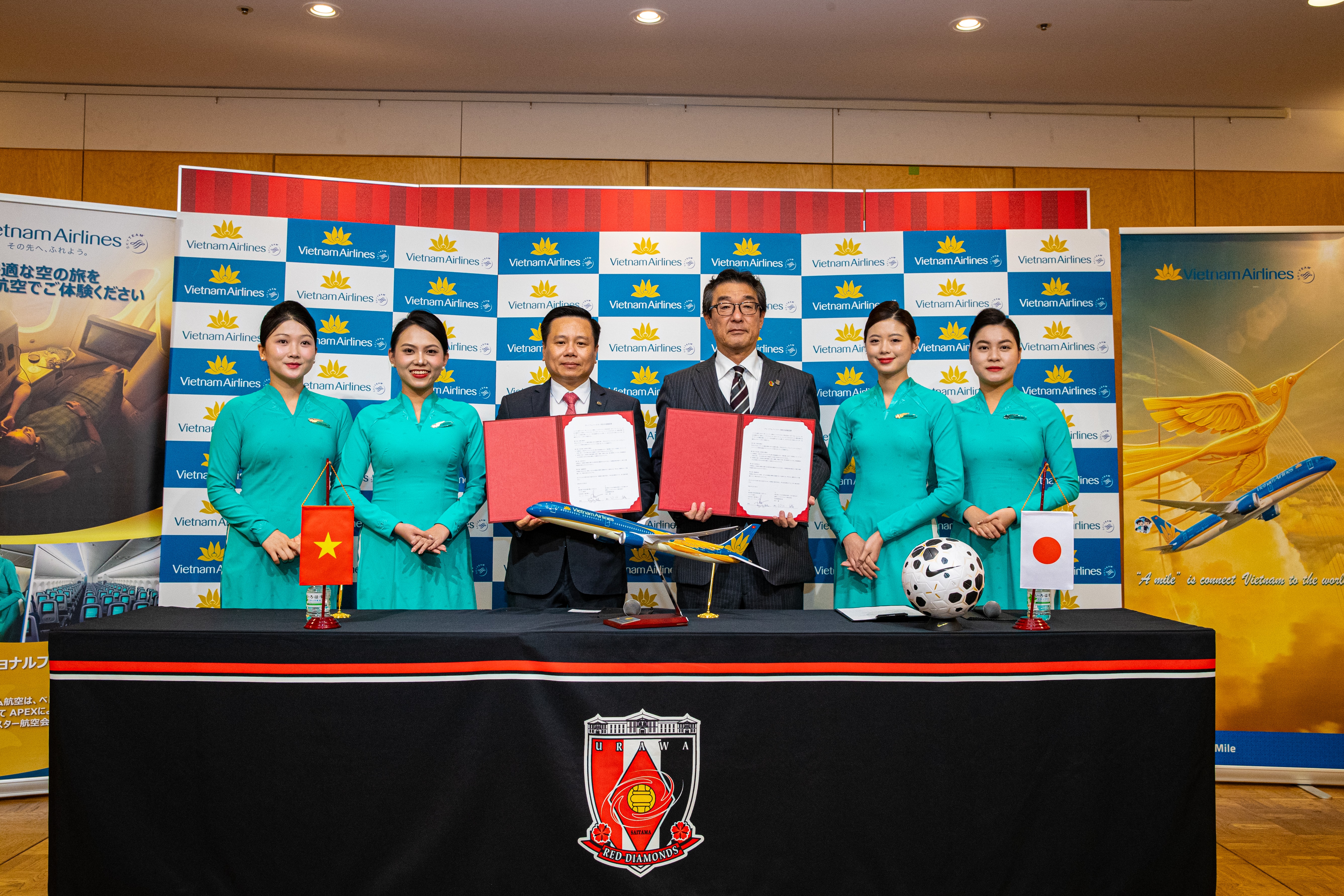 1. Vietnam Airlines và CLB bóng đá Urawa Red Diamonds (Urawa Reds) chính thức ký kết thỏa thuận hợp tác giai đoạn 2026 - 2028
