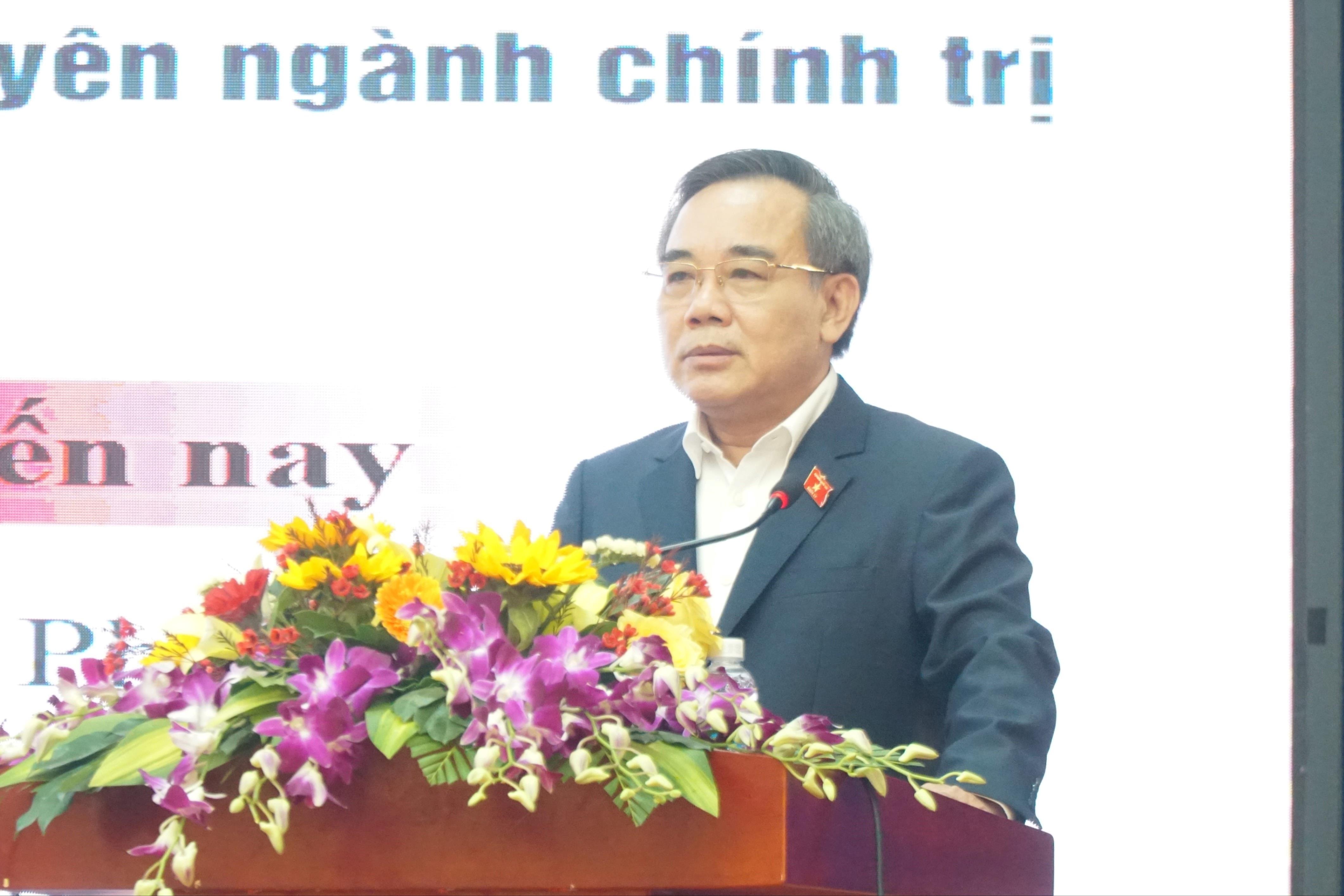 Phó Trưởng đoàn chuyên trách phụ trách khóa XV, Đoàn đại biểu Quốc hội tỉnh Khánh Hòa Lê Hữu Trí trình bày chương trình hành động trước cử tri