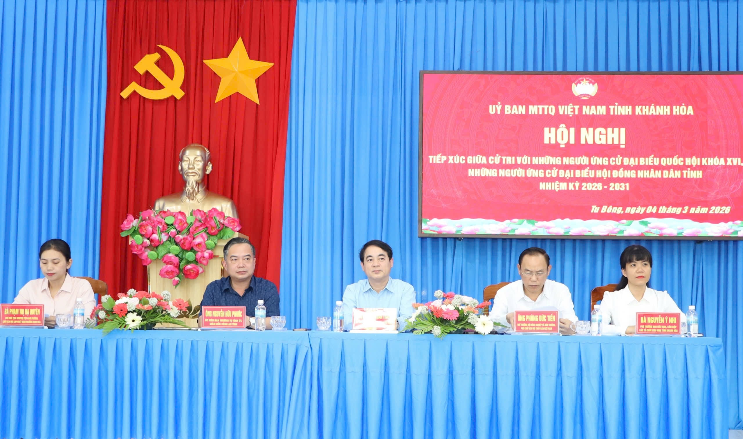 Những người ứng cử ĐBQH khóa XVI tham dự Hội nghị tiếp xúc cử tri tại đơn vị bầu cử số 1