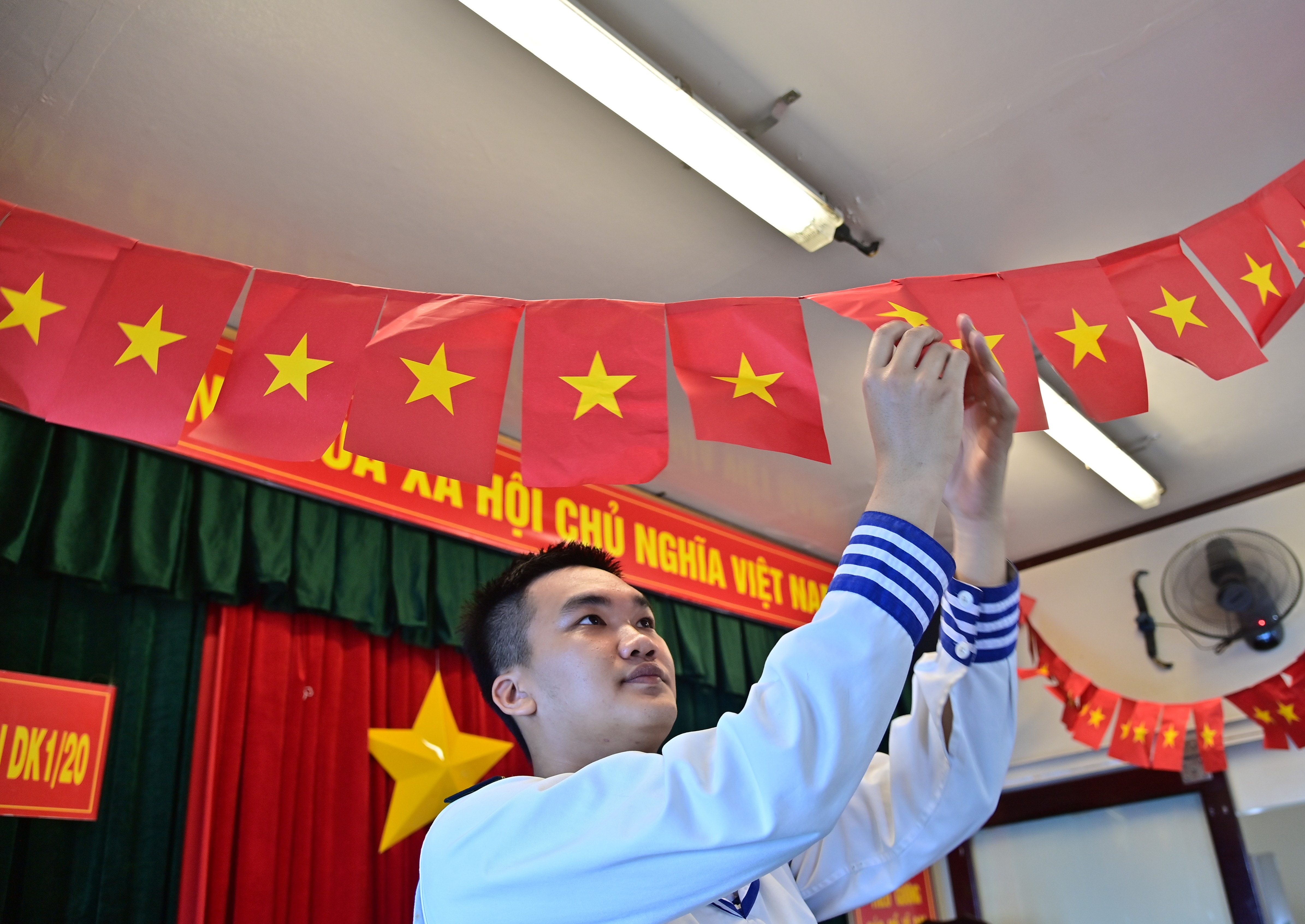 2. Cử tri nhà giàn DK1 trang trí phòng bầu cử