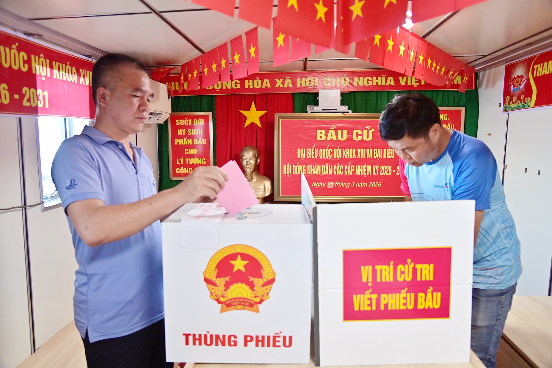 2. Thuyền viên Tàu Hải An 68 bỏ phiếu bầu cử trên Tàu Trường Sa 04