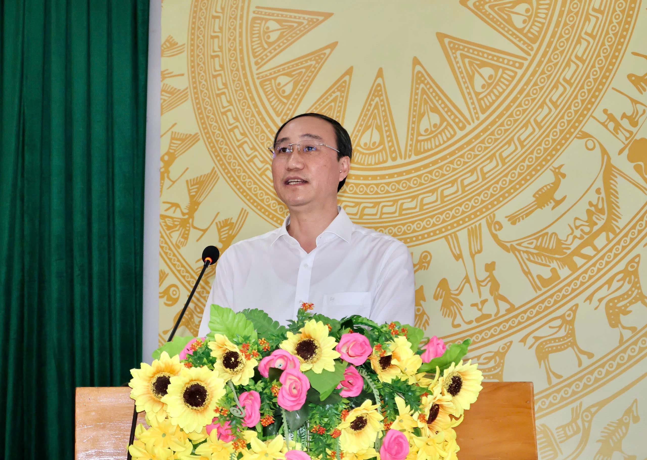 Phó Bí thư chuyên trách Đảng ủy Quốc hội Phùng Khánh Tài trình bày chương trình hành động