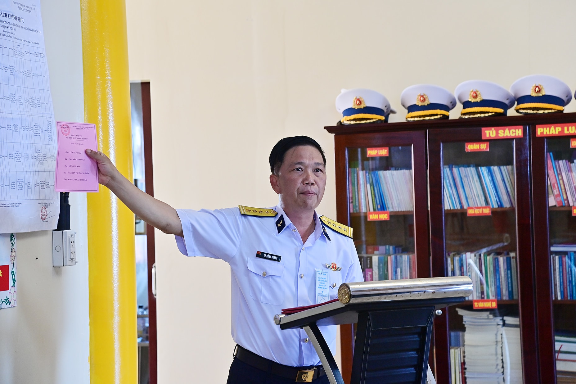 3. Đại tá Lê Hồng Quang, Tổ trưởng Tổ bầu cử hướng dẫn cử trì bầu cử