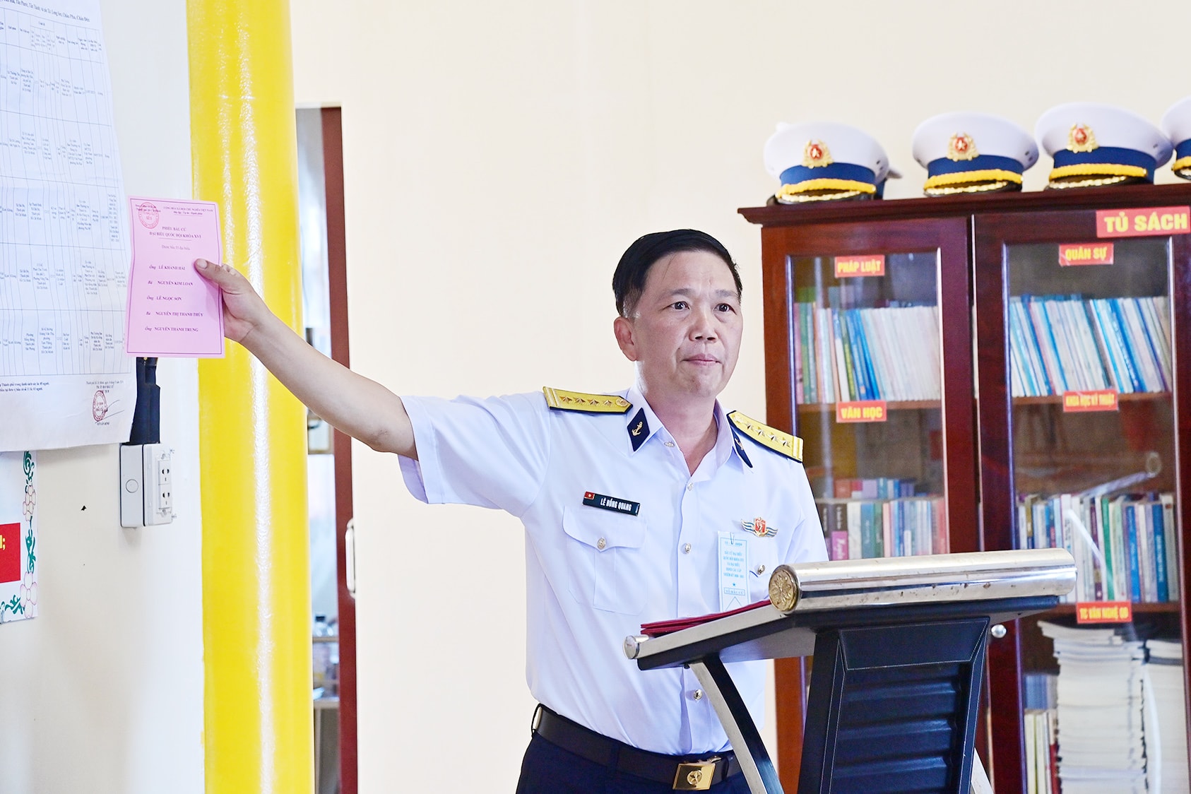 3. Đại tá Lê Hồng Quang, Tổ trưởng Tổ bầu cử hướng dẫn cử trì bầu cử