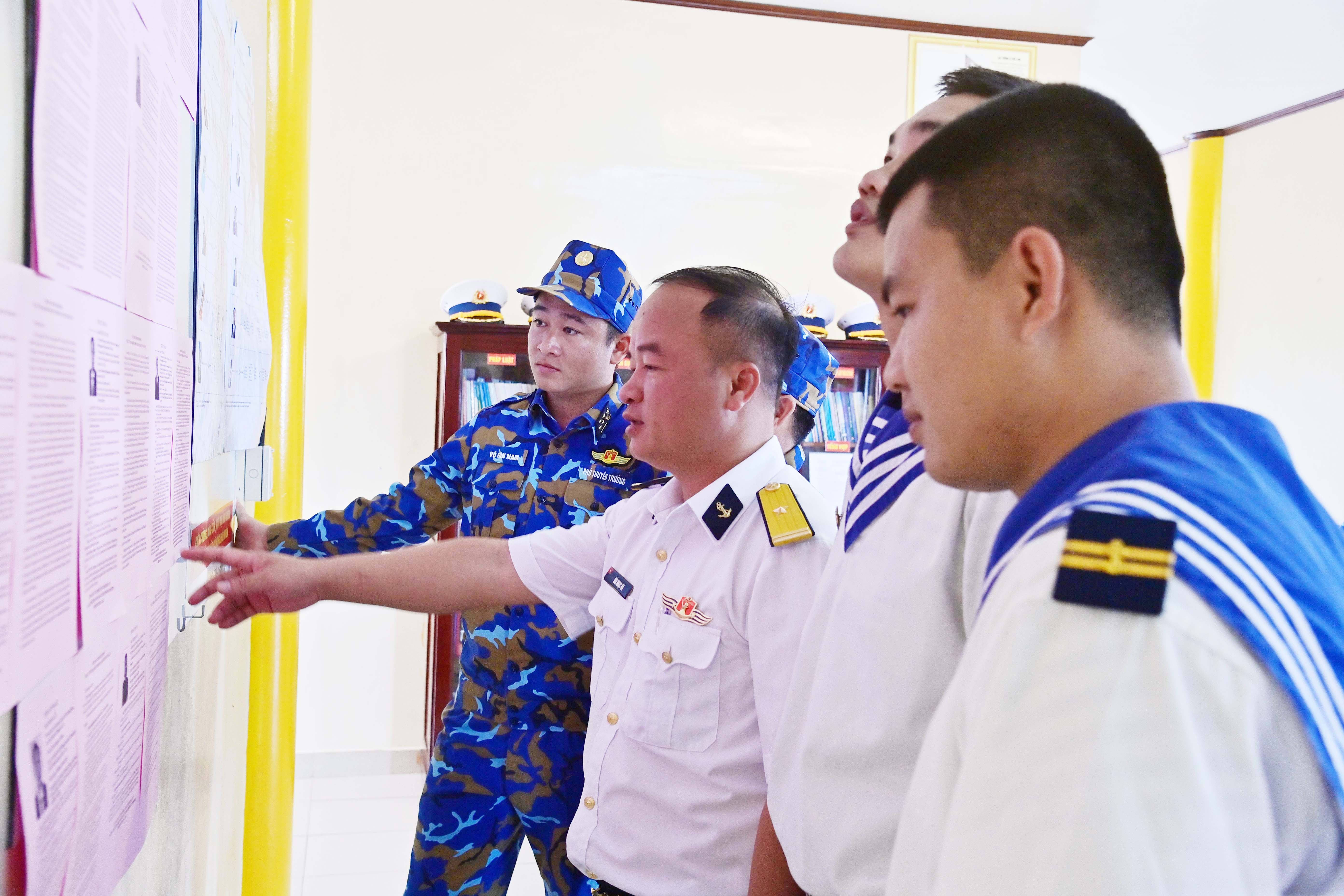 4. Cử tri nhà giàn DK1.20 và tàu trực 740 tìm hiểu về các ứng cử viên