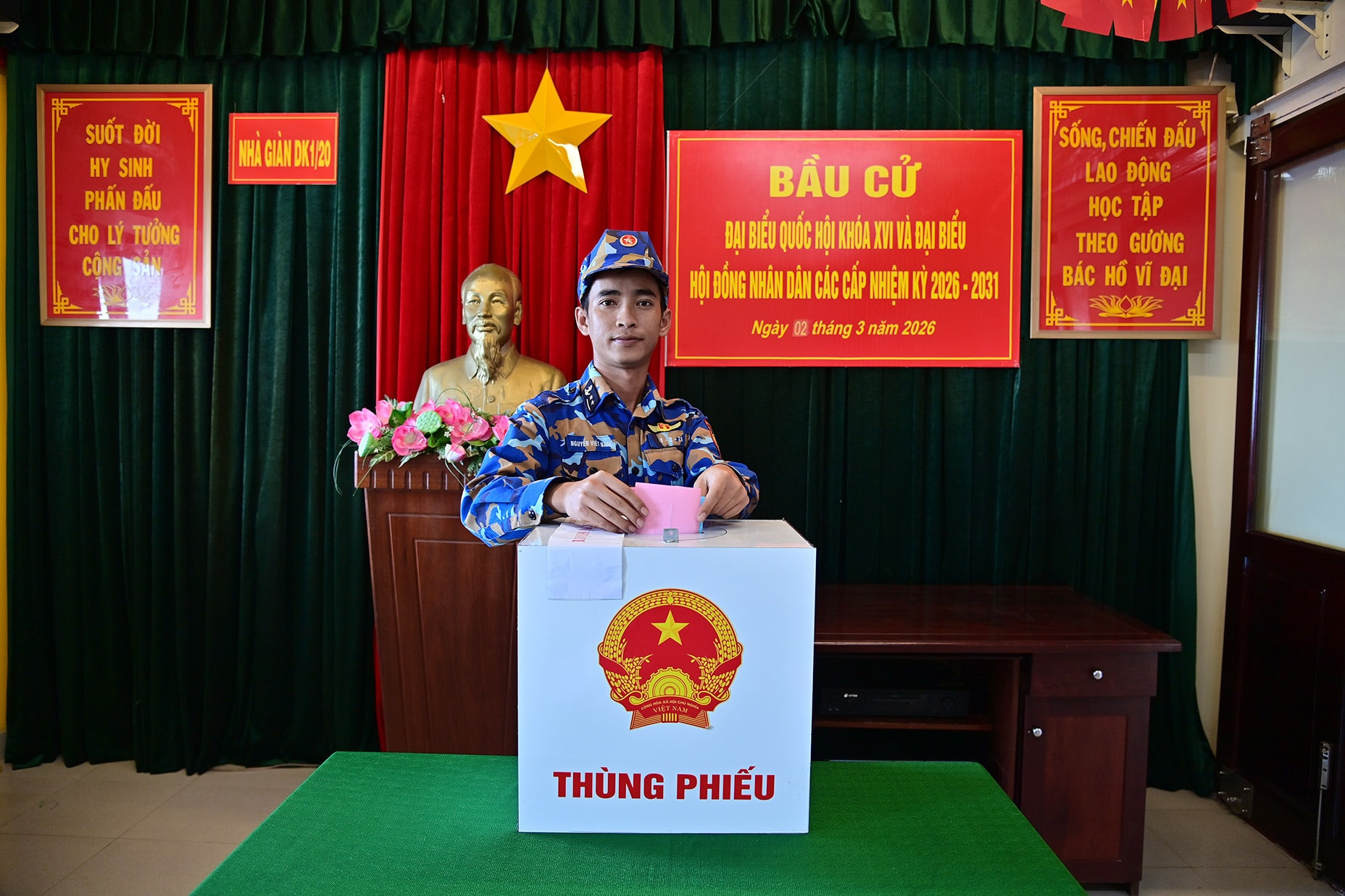 5. Cử tri tàu 740 thực hiện bầu cử trên nhà giàn DK1.20