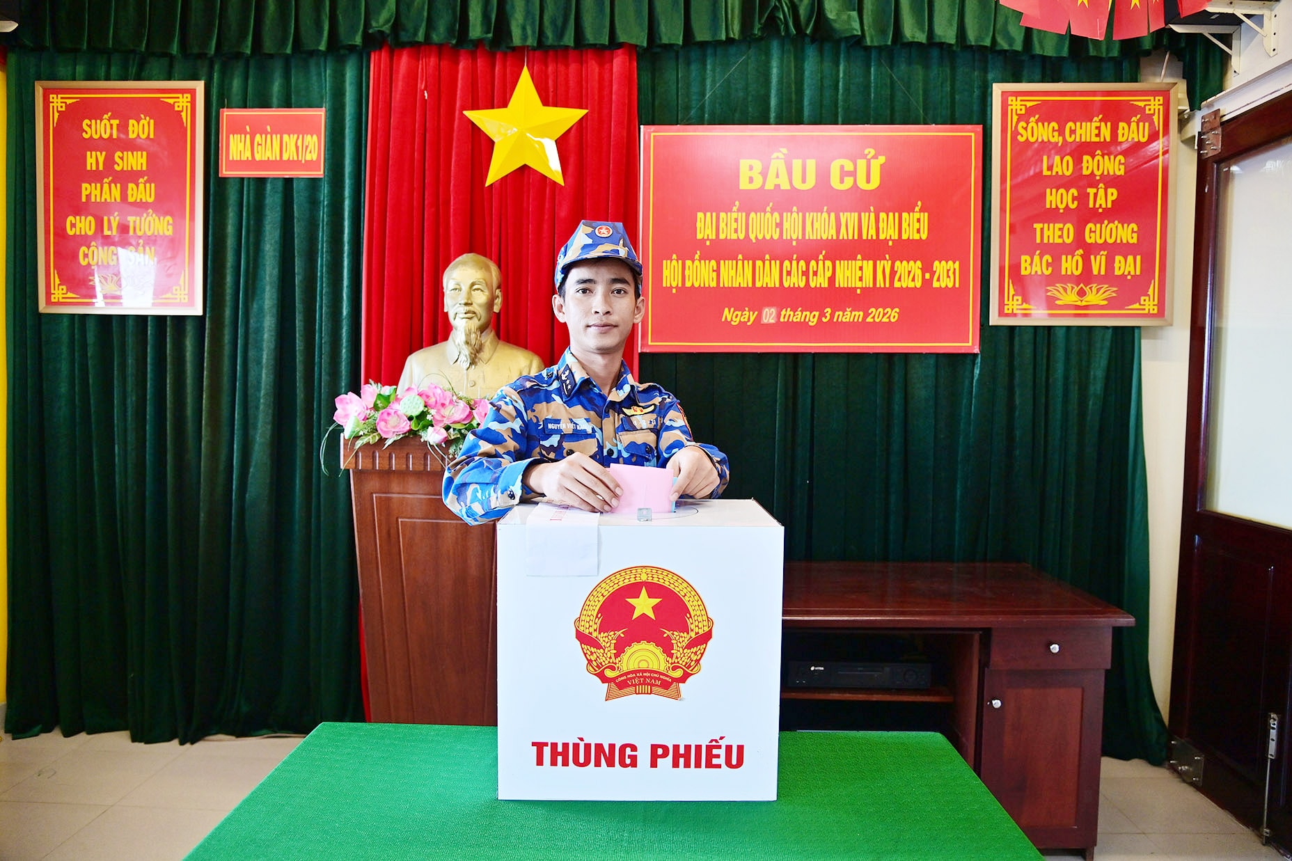 5. Cử tri tàu 740 thực hiện bầu cử trên nhà giàn DK1.20