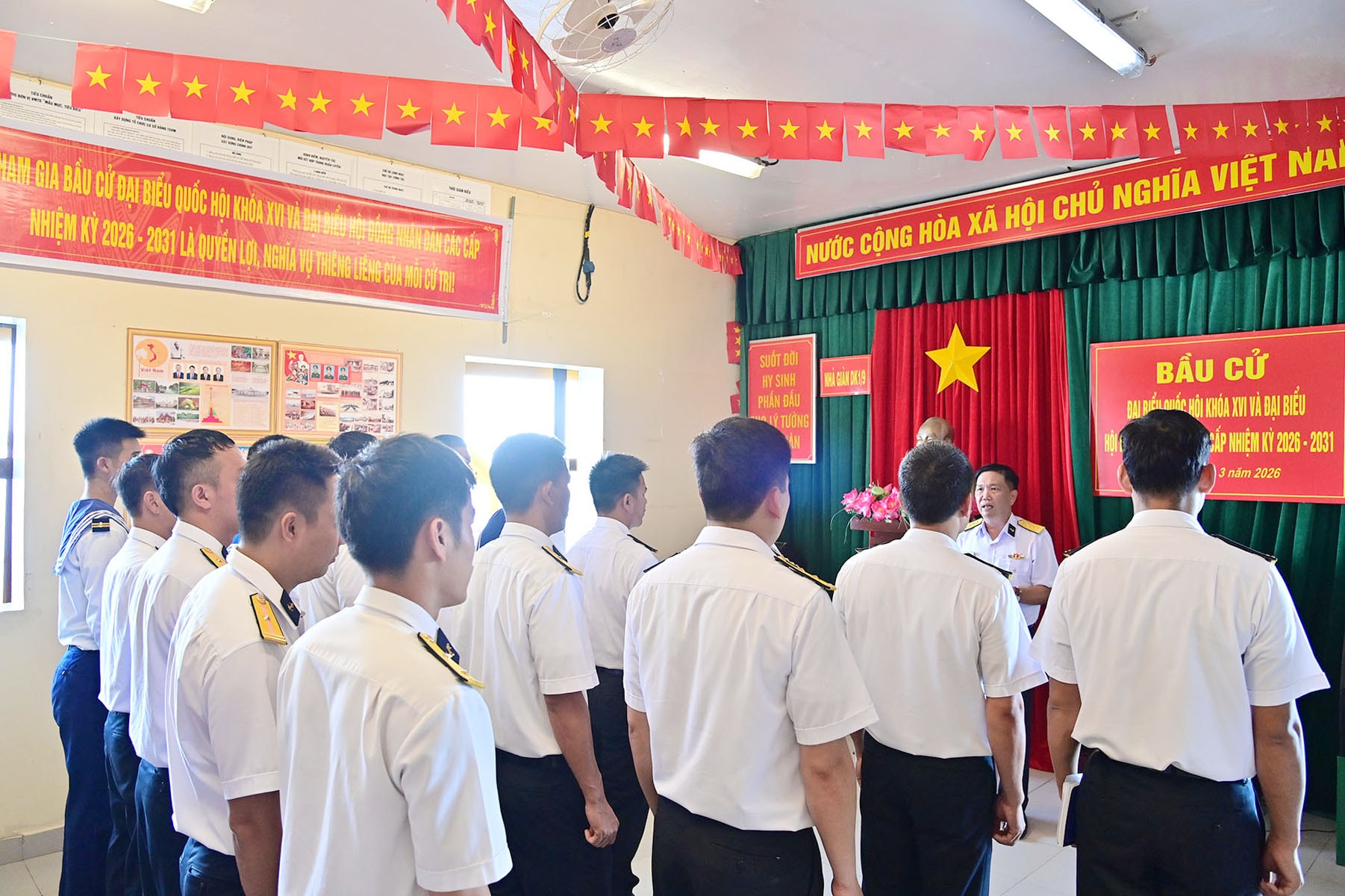 5. Quang cảnh bầu cử trên nhà giàn DK1.9