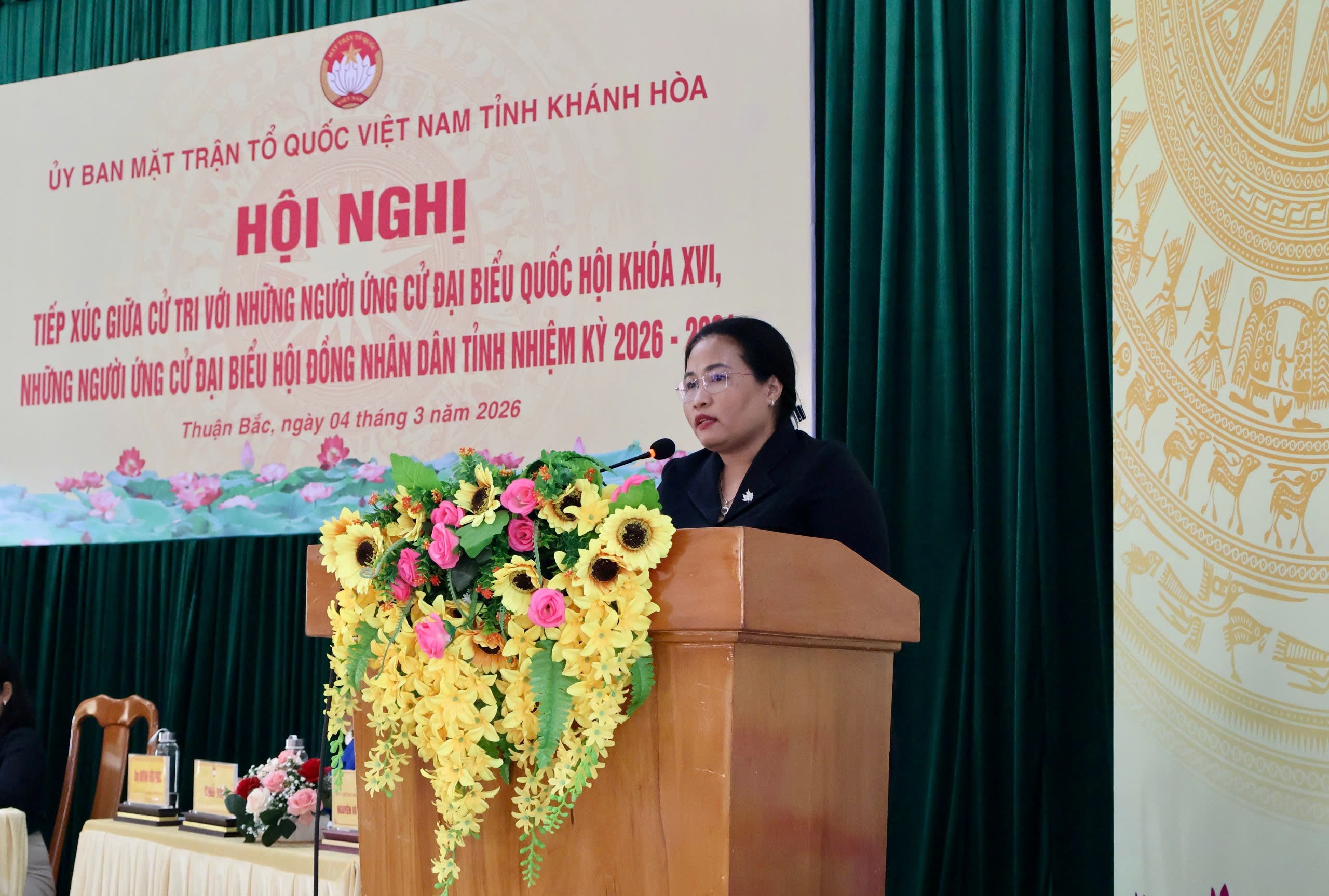 Giám đốc Sở Dân tộc và Tôn giáo tỉnh Khánh Hòa Chamaléa Thị Thủy trình bày chương trình hành động tại hội nghị