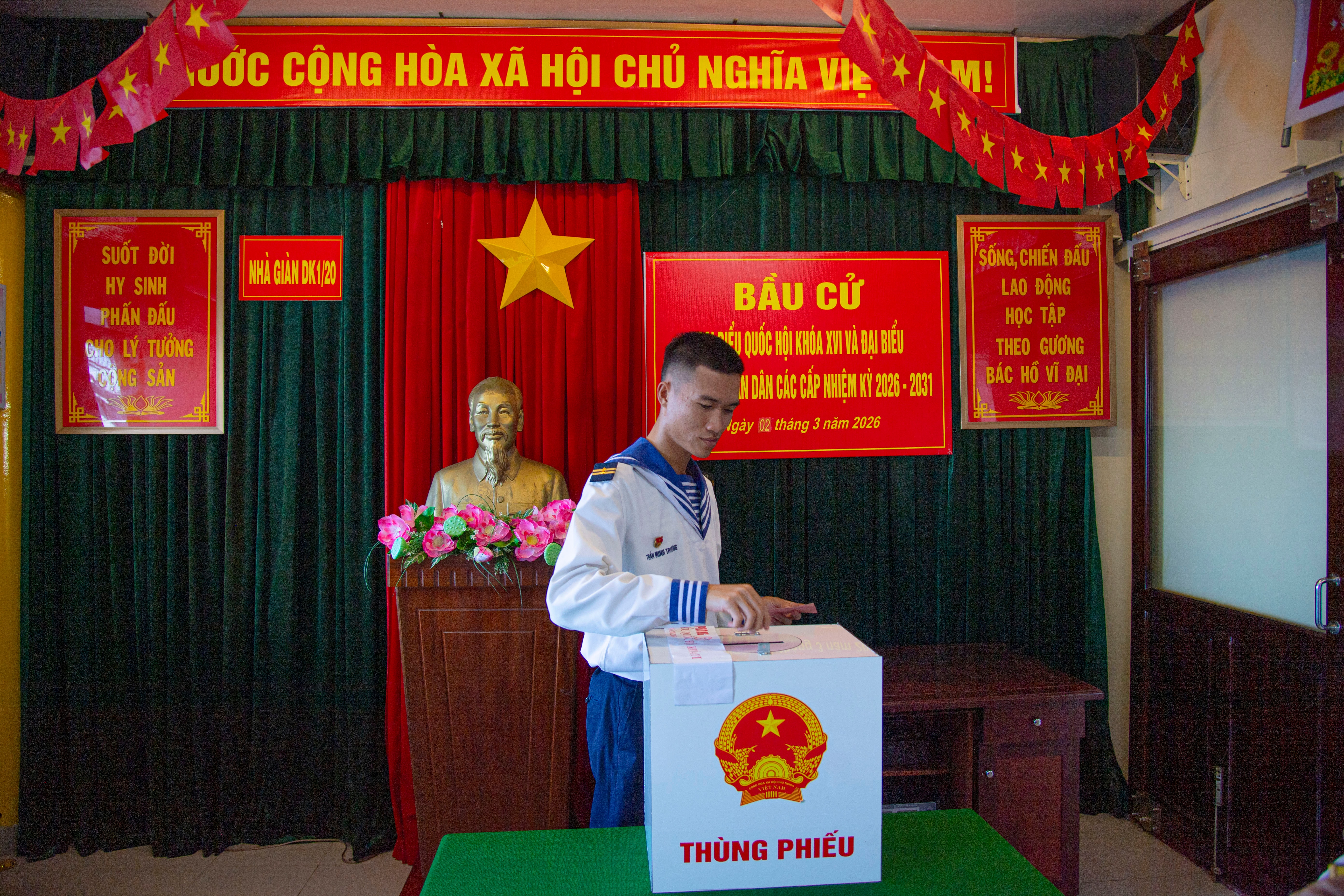 6. Trung sĩ Trần Minh Trường, cử tri trẻ trên Nhà giàn DK1.20 thực hiện bỏ phiếu (1)